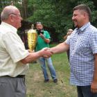 Zdobywca Pucharu kol. Leszek Kuszewski przyjmuje Puchar od fundatora.