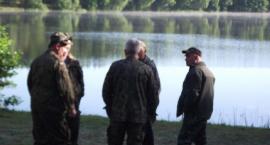 Wita nas urokliwe jezioro Trzcianno pośród sosen ,,Borów Tucholskich