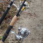 Przed samochodem uzbrojony w ognistego Salmo Tiny 3F