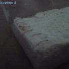 Haczyki wbite w styropian.