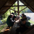 Wspólna biesiada przy kiełbasce i piwku to są niezapomniane klimaty.