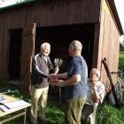 Prezes H. Gumiński wręcza puchar Kaziowi Banachowi
09.09.12r. j. Zadworne.