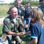 V-CE PREZES D/S MŁODZIEŻY ZBIGNIEW WIKTOROWICZ WRĘCZA NAGRODĘ ZWYCIĘZCY KATEGORII...