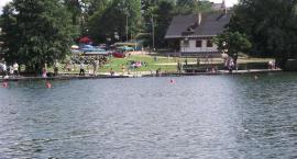 Na pomoście plaży wędkują najmłodsi adepci sztuki wędkarskiej do lat 12 . 06.08.11r. j....