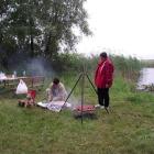 Koleżanki z Bysławia przygotowują kiełbaski.
03.07.11r. j. Jeziorko P.W. Skałeckiego .
