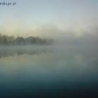 Jezioro we mgle.