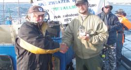 Przemek ze statuetką za największą rybę - dorsz 74 cm