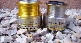 Porównanie szpul: z lewej MISTRALL, poj. 0,22mm - 125m, z lewej TEAM DRAGON FD920iz,...