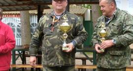 Auotr z lewej z pucharem