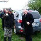 Jarek właśnie odebrał puchar od Wójta Pana Zdzisława Kostrzewy