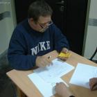 Zgromadzeniowy komisarz kol. Piotr Grzelak wszystkim uprawnionym wręczał mandaty...