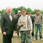 ZWYCIĘZCA W KAT. SENIOR WOJTEK ROGULSKI WRAZ Z PRZEWODNICZĄCYM RADY MIASTA P.JAROSŁAWEM...