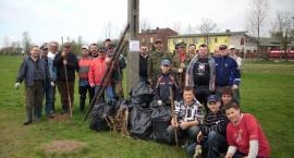 Grupa wędkarzy z Opoczna po sprzątaniu.