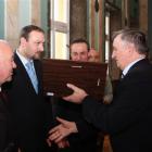Nagrodzonym gratulacje składa przewodniczący
Sejmiku Województwa Świętokrzyskiego...