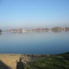 Widok na jezioro z plaży w Gołanicach