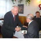 Członek Zarządu Okręgu Poznań kol. Roszak Edmund wręcza kol. Kluge Stefan - obecny...