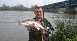 Kol. Staszek Pluszczewicz z najdłuższą rybą zawodów 51,5 cm sandaczem